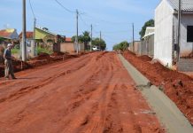Feita a terraplanagem, a Rua Thiago Kadri no bairro Universitário começa a receber meio fio