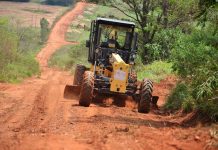 Estradas e Rodagens trabalhou na manhã desta segunda na estrada que vai para a UPL e para o trevo do Pesque Pague Itália