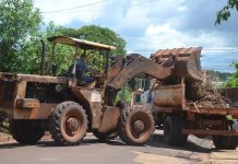 Limpeza no bairro Itaipu nesta segunda pela manhã