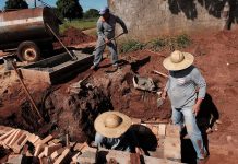 Servidores da Infraestrutura recuperam as bocas de lobo nesta manhã (28) no bairro Vila Nova para futuro asfalto