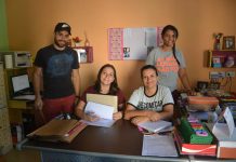 Equipe do Espaço Crescer, que atende crianças e adolescentes de 6 à 14 anos, programando trabalhos para próxima semana
