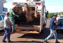 Servidores da secretaria de Meio Ambiente realizando a coleta de lixo no bairro São Jorge