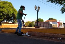 Equipe de Garis e Margaridas limpando as ruas próximo à praça Oscar Zandavalli