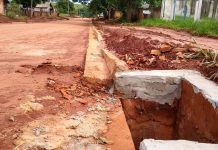 Secretaria Municipal de Infraestrutura conclui bueiros para asfalto na Vila Nova na segunda-feira