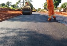Prefeito Valdomiro visita as obras de asfaltamento no bairro Vila Nova e fala da satisfação em ver os trabalhos sendo concluidos