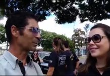 Policiais civis entregam flores para mulheres em Mundo Novo