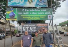 Setor de Fiscalização de Mundo Novo instala banner conscientizando a população sobre o lixo