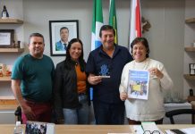 Educação de Mundo Novo realizou entrega do Plano Municipal da Primeira Infância e o prêmio de boas práticas para a prefeita Rosária Lucca Andrade e o vice-prefeito Evaldo Carlos