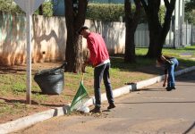 Departamento de Esportes realiza limpeza semanal em parque infantil Lavinia Veiga