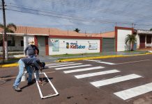 Setor de Pinturas de Mundo Novo realizou pintura de quebra mola na rua Voluntários da Pátria